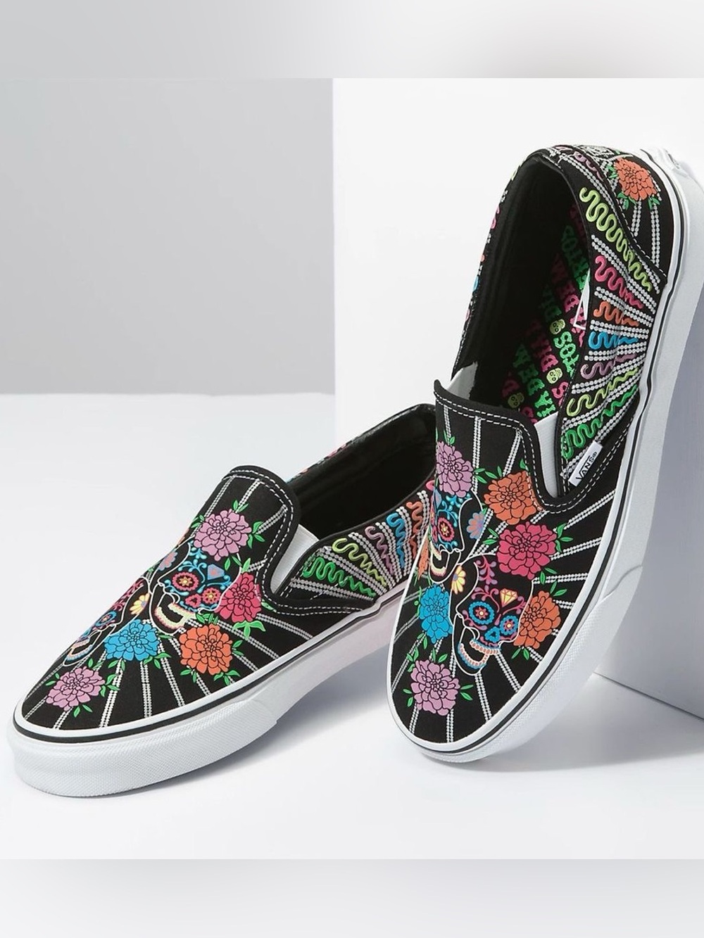 NWT Vans Classic Slip-On sneakers in Dia de los Muertos floral graphic size 8.5